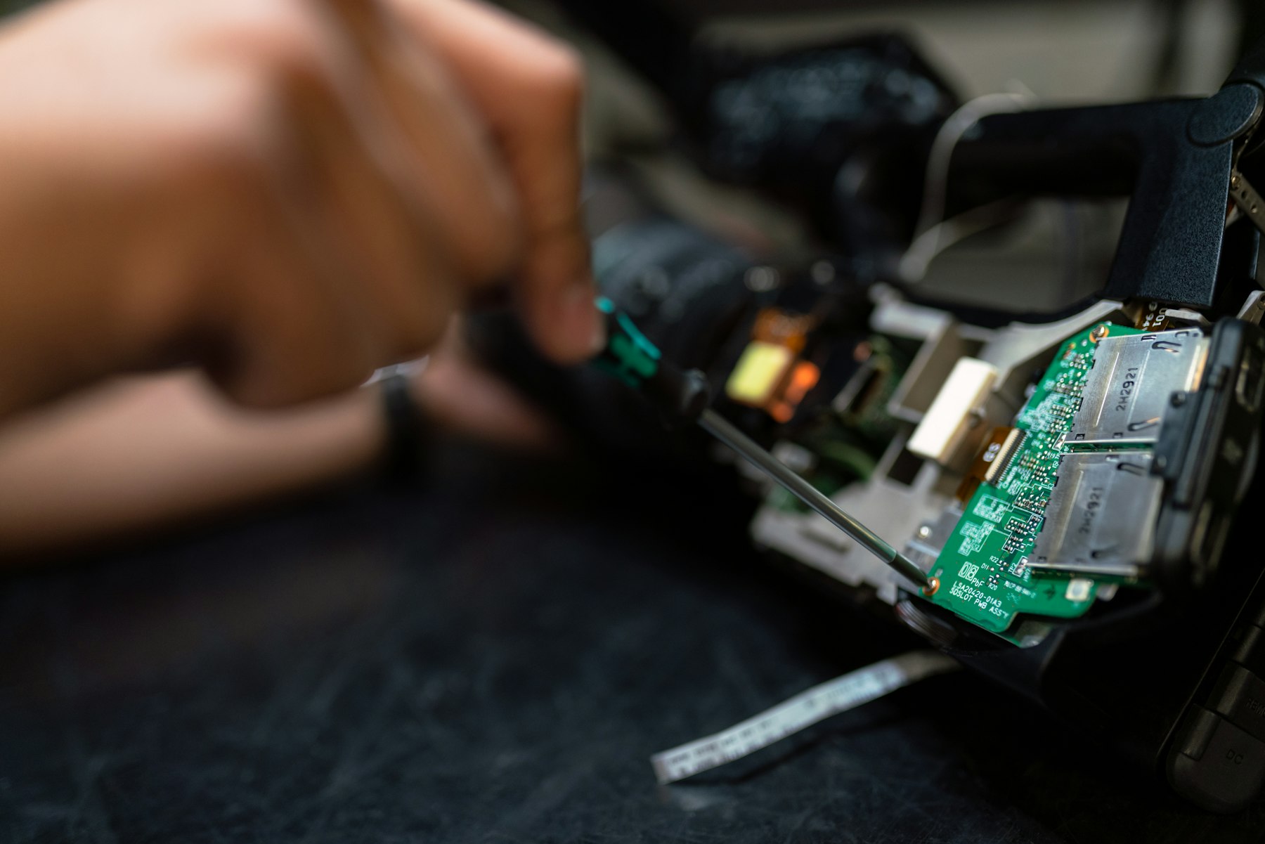 Technikerin arbeitet an einer Geräteplatine