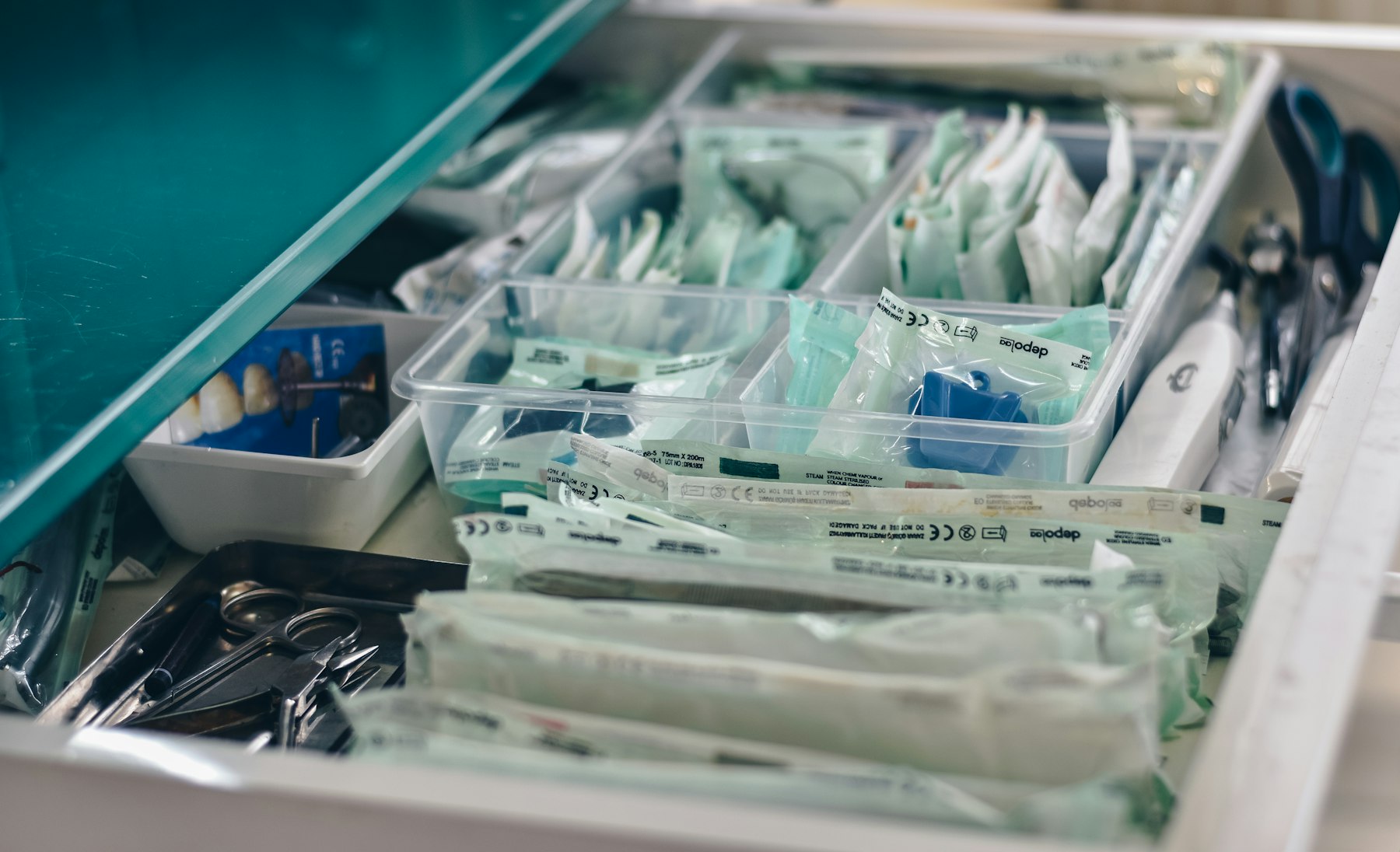 Steril verpacktes Verbrauchsmaterial in einer Klinikschublade